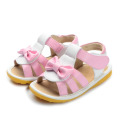 Sandales roses pour bébé avec un arc mignon